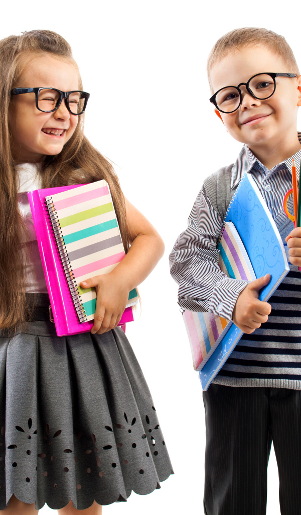 Маленькие мальчик и девочка готовятся к школе