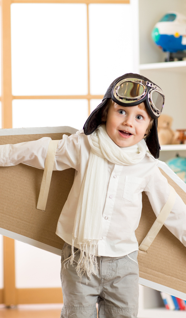 Маленький мальчик будущий летчик