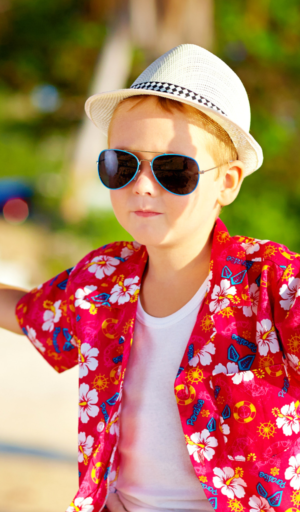 Маленький мальчик в белой шляпе и солнечных очках