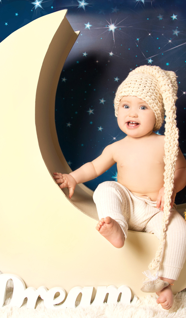 Маленький мальчик с плюшевым мишкой сидят на месяце