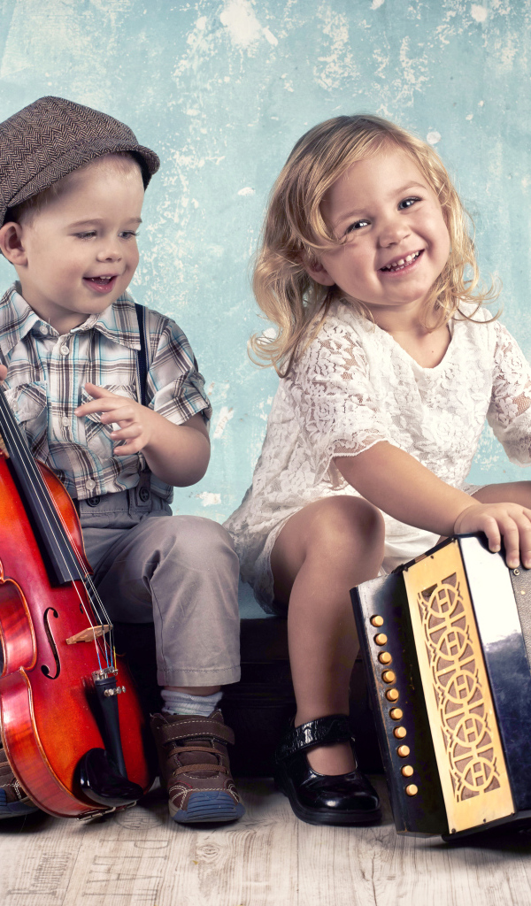 Маленький мальчик со скрипкой и девочка с гармошкой