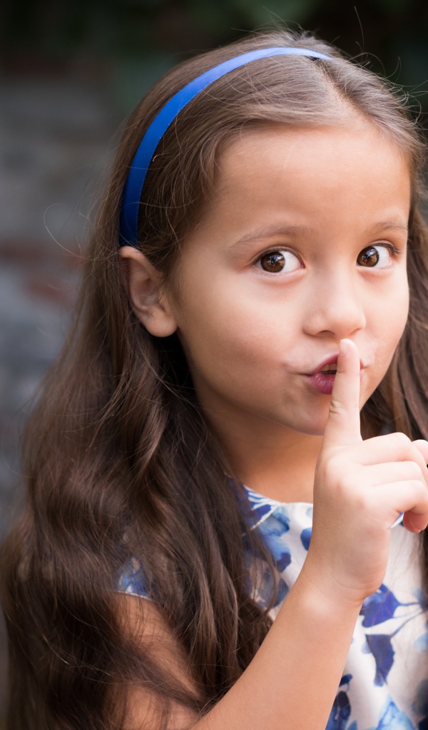 Маленькая кареглазая девочка с длинными волосами