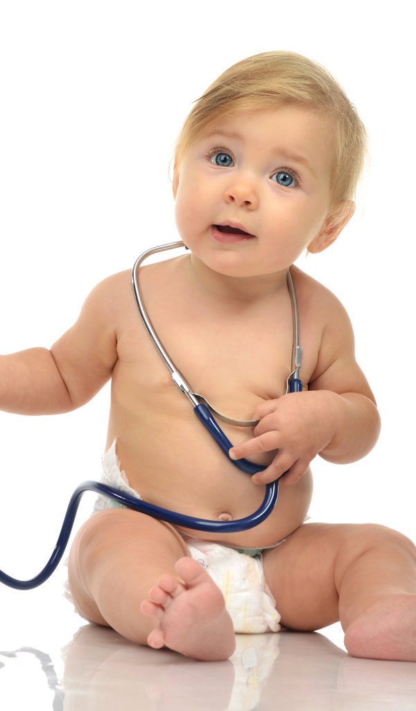 Маленький ребенок со стетоскопом на белом фоне