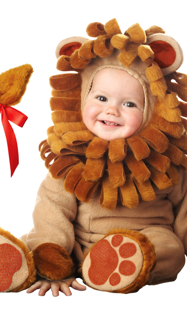 Маленький милый ребенок в костюме львенка на белом фоне