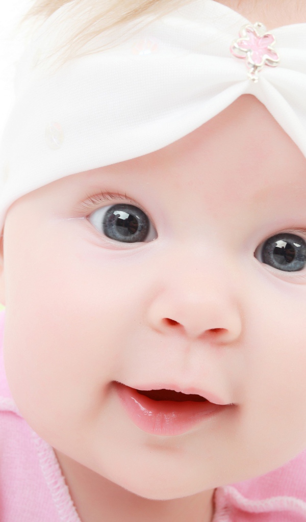 Маленькая милая девочка с большими голубыми глазами