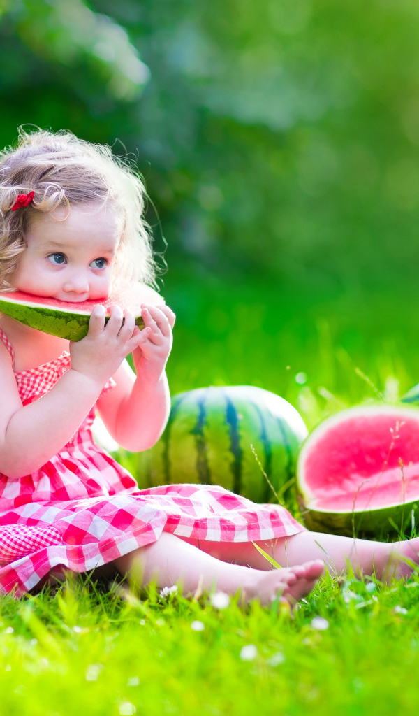 Маленькая девочка ест сладкий арбуз 