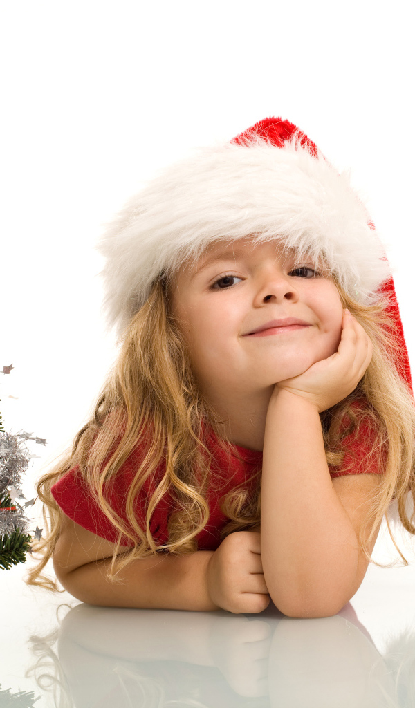 Маленькая девочка в новогоднем костюме на белом фоне