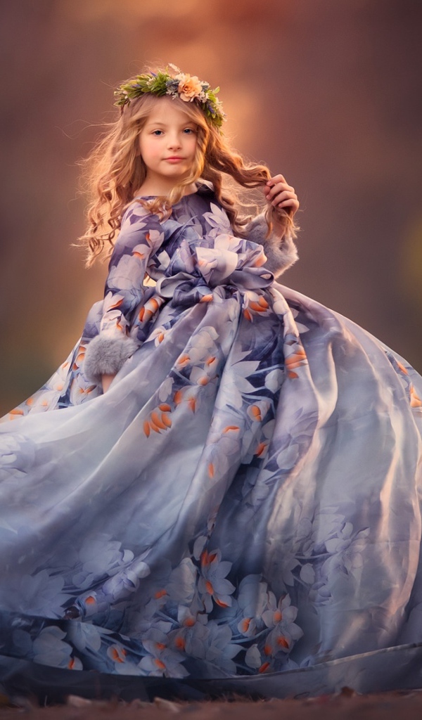 Маленькая девочка в красивом платье 