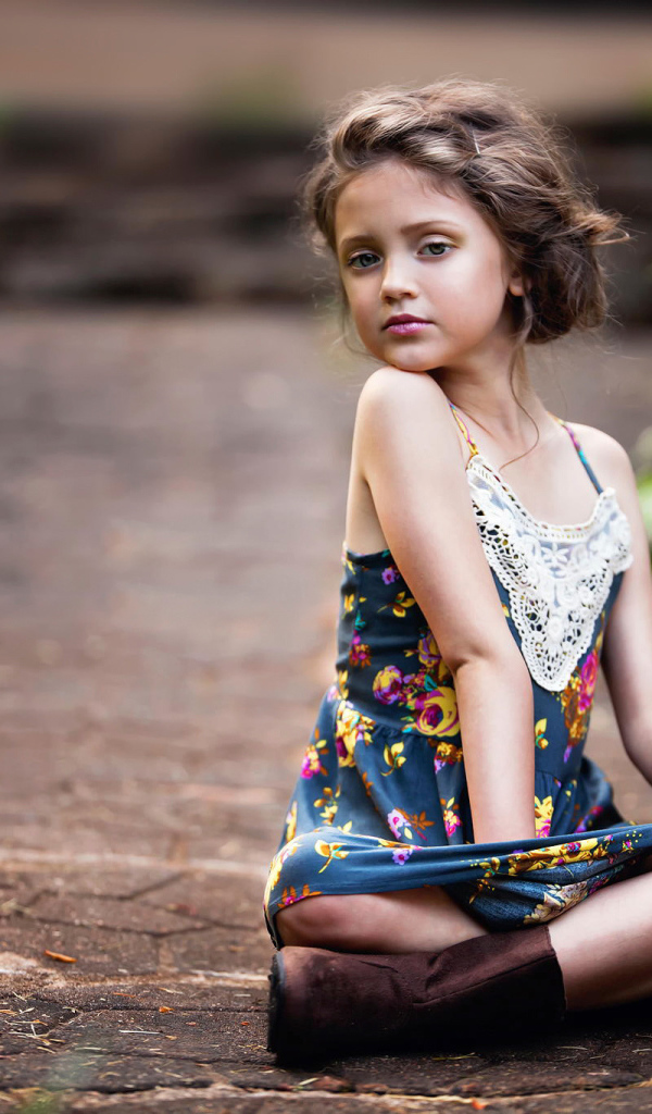 Маленькая девочка в красивом сарафане 