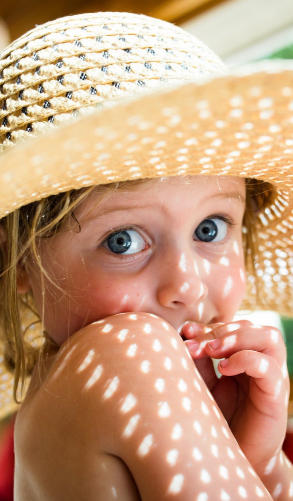 Маленькая девочка в большой соломенной шлапе