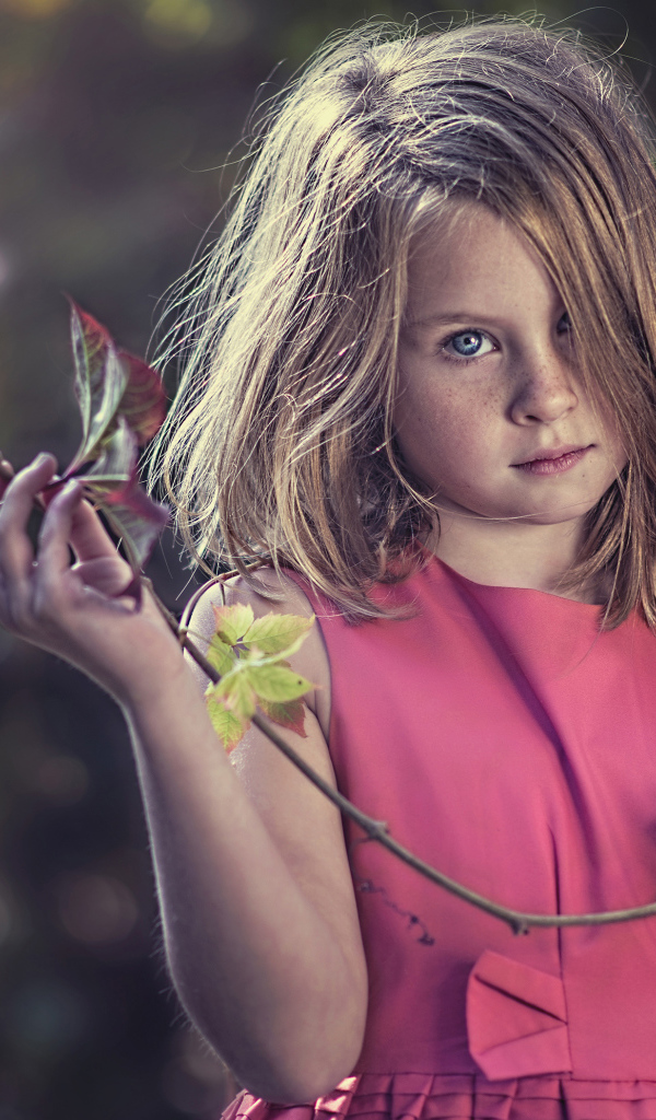 Маленькая девочка в розовом платье