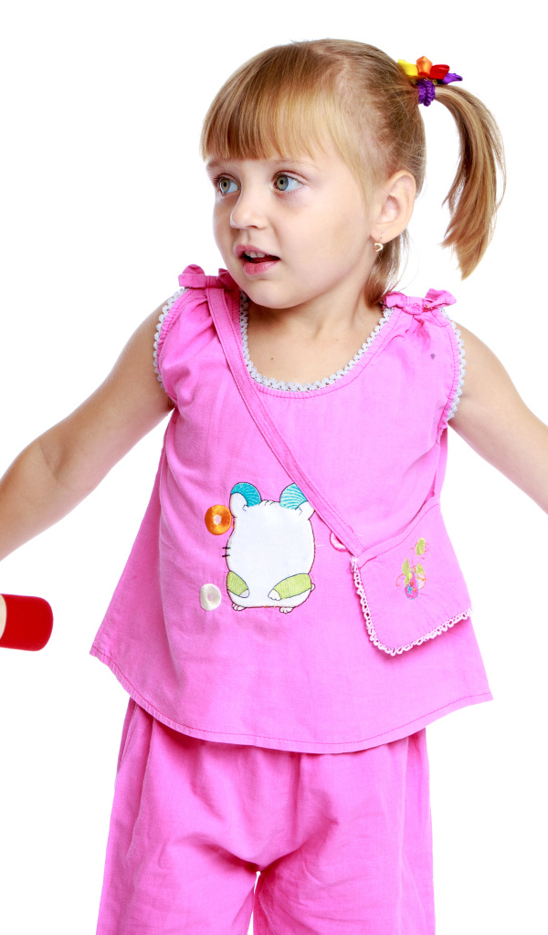 Маленькая девочка в розовом костюме с гантелями в руках