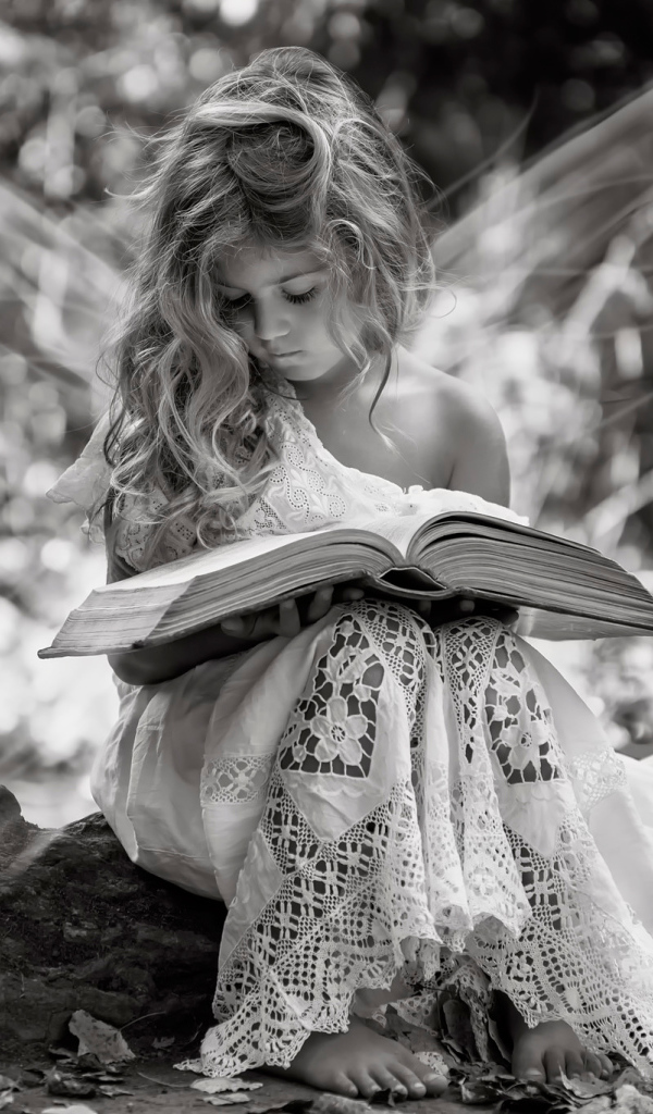 Маленькая девочка в белом платье с книгой,  черно- белое фото 