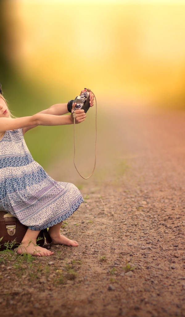 Маленькая девочка делает селфи на фотоаппарат