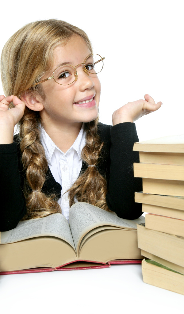 Маленькая девочка школьница в очках с книгами