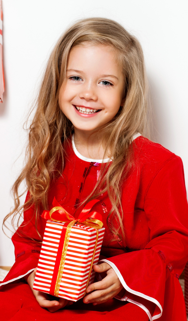 Маленькая девочка с новогодними подарками