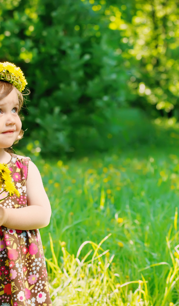 Маленькая девочка с букетом одуванчиков 