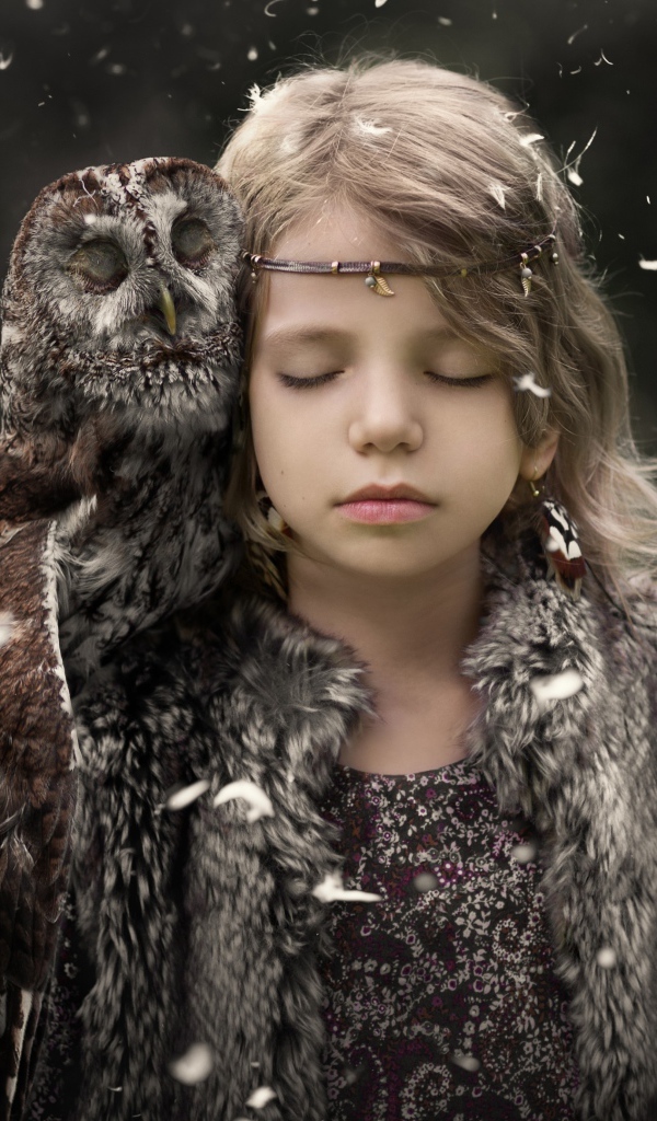 Маленькая девочка с закрытыми глазами с совой на плече