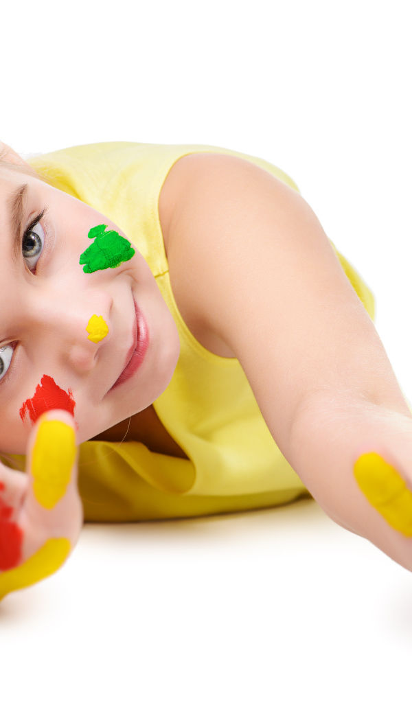 Маленькая девочка с руками в краске на белом фоне