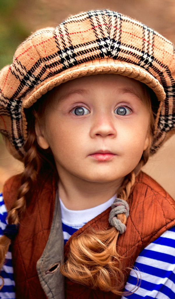 Маленькая рыжеволосая девочка в большой кепке