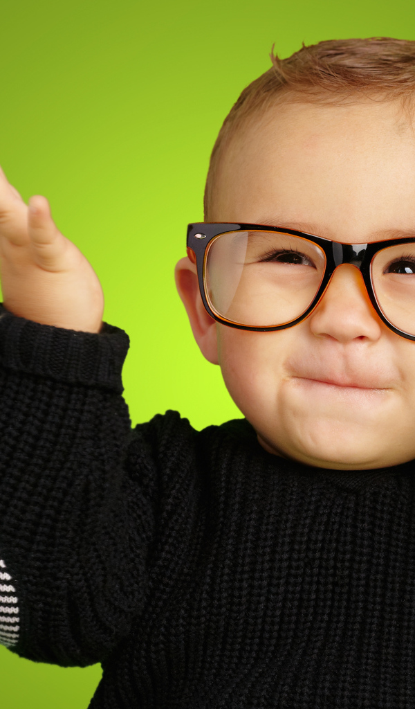Маленький улыбающийся мальчик в очках
