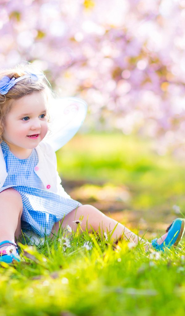 Маленькая улыбающаяся девочка в костюме феи 