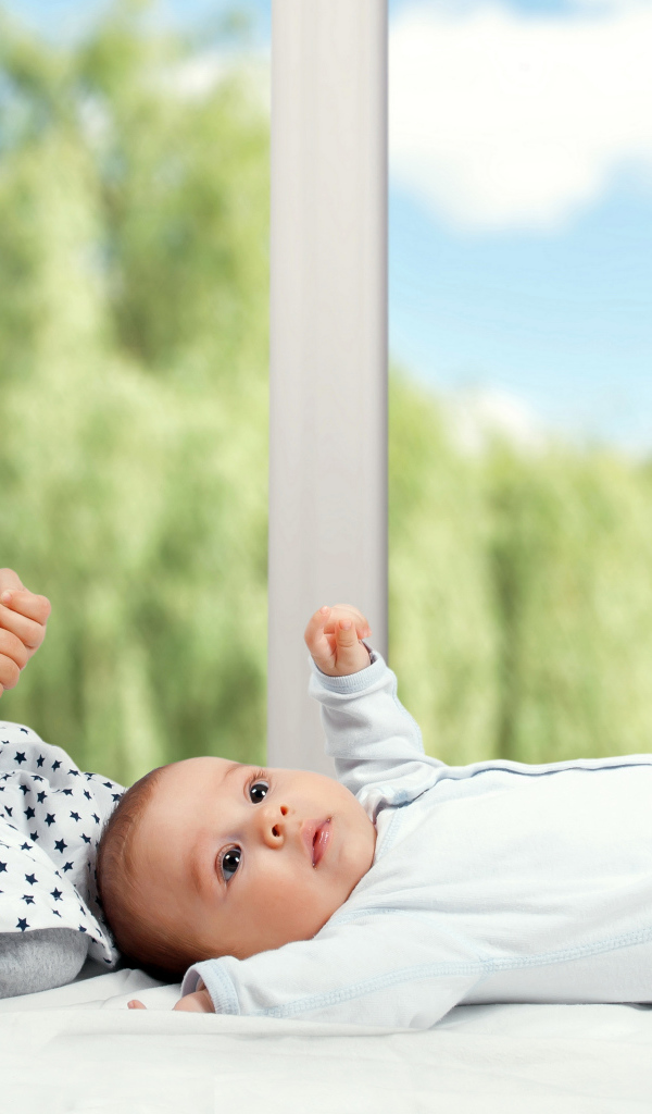 Маленькая улыбающаяся девочка с грудным ребенком