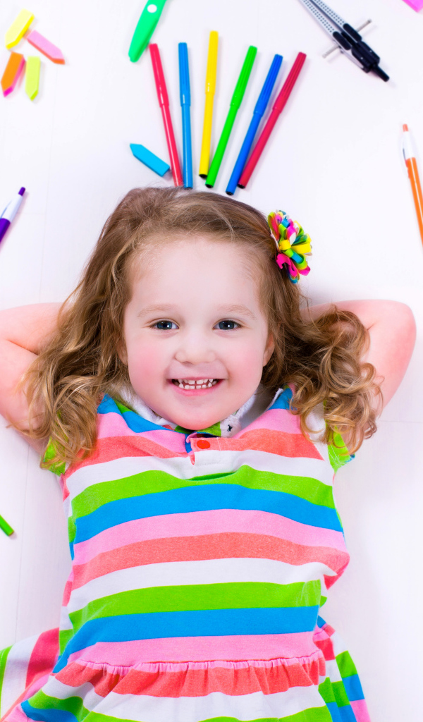 Маленькая улыбающаяся девочка со школьными принадлежностями