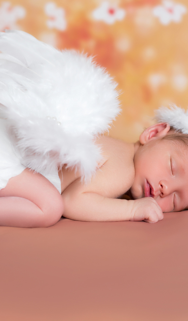 Милый спящий младенец в костюме ангела