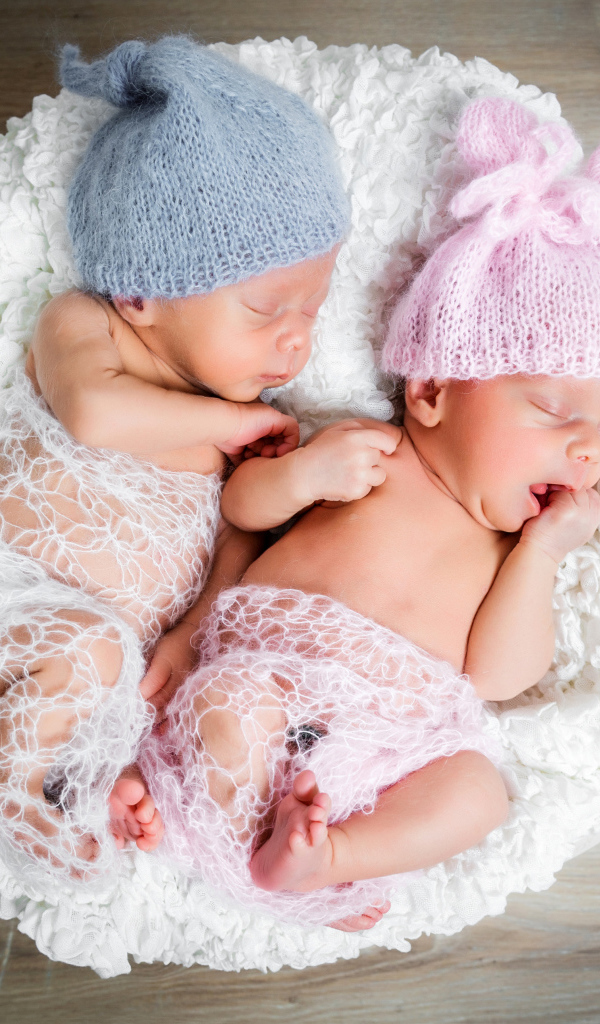 Милые спящие младенцы двойняшки