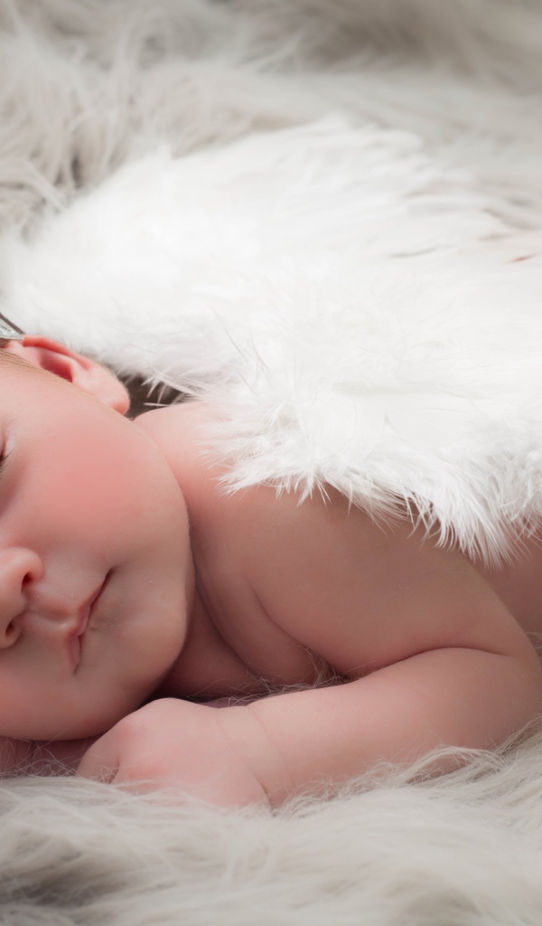 Спящий младенец с крыльями ангела