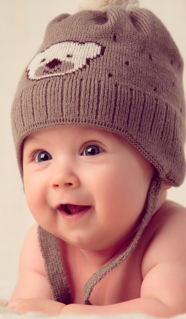 Улыбающийся младенец в шапке