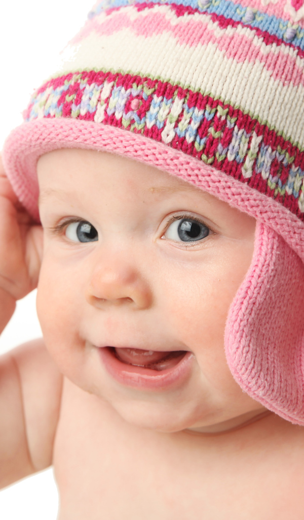 Улыбающийся ребенок в шапке на белом фоне