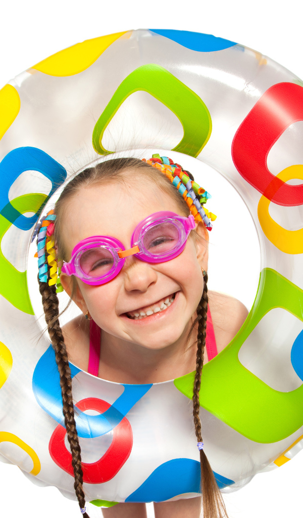 Улыбающаяся девочка с надувным кругом на белом фоне