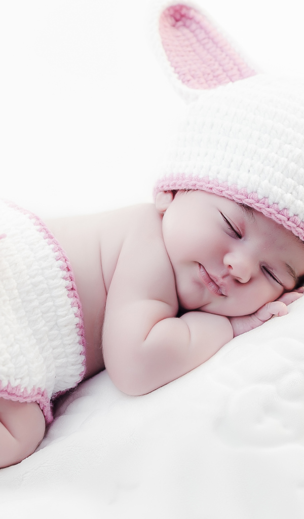 Милый спящий младенец в костюме зайца