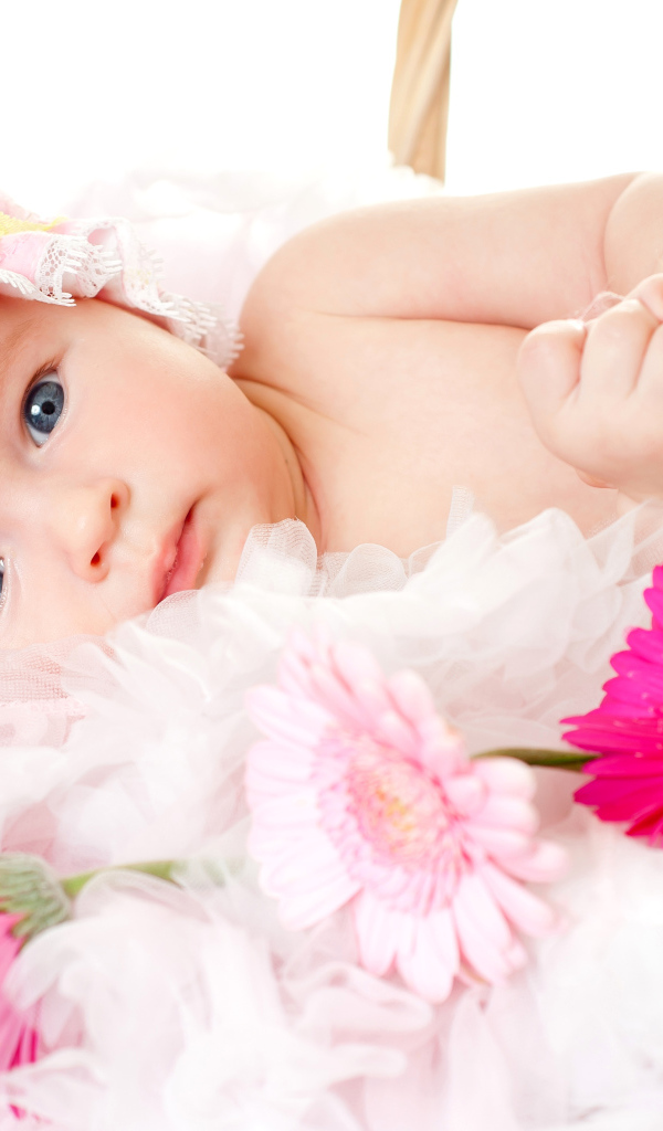 Милая девочка с шапке с тремя цветками герберы