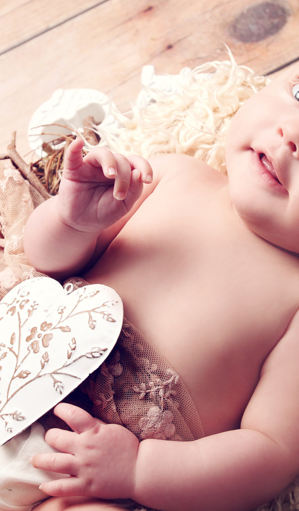 Грудной ребенок с бумажным сердцем