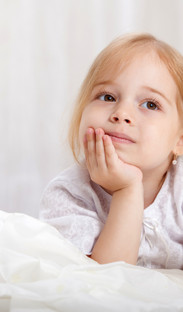 Задумчивый взгляд маленькой кареглазой девочки