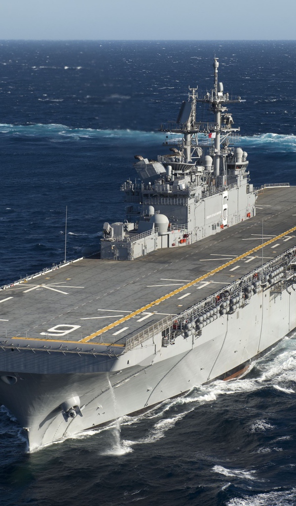 Большой военный корабль USS America (LHA-6)  в море