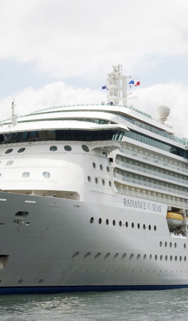 Большое белое круизное судно Norwegian Breakaway в порту