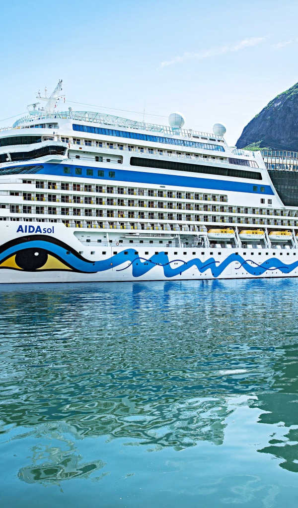 Круизное судно AIDAsol в воде