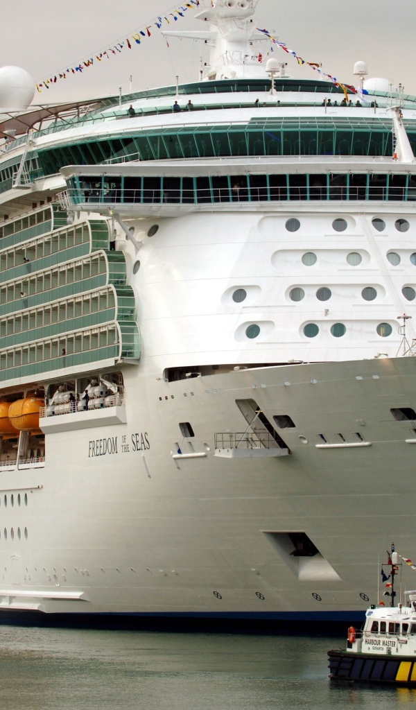 Круизное судно Freedom of the Seas выходит в море