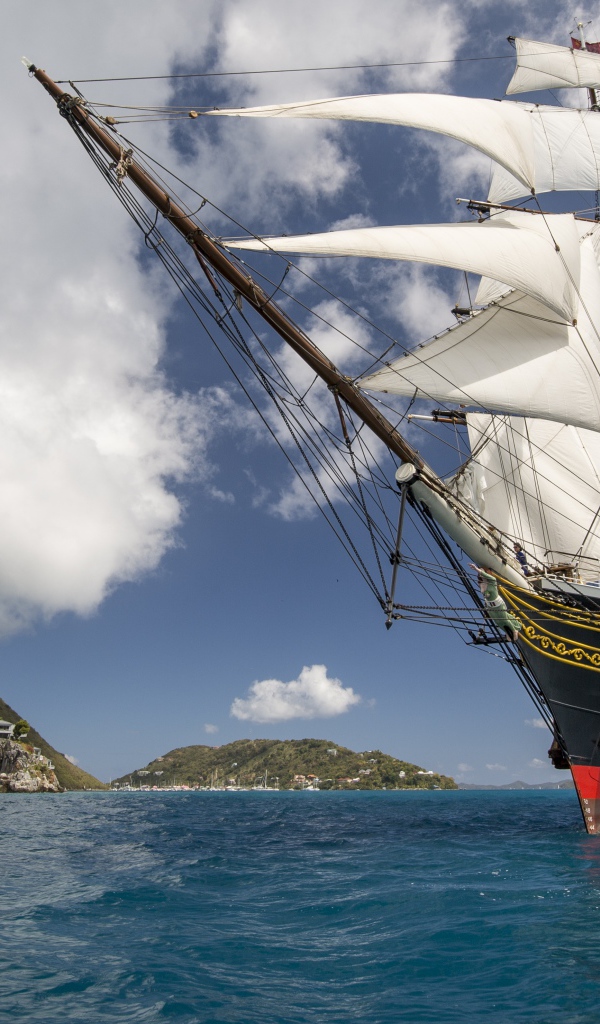 Большая парусная лодка Stad Amsterdam на фоне неба  