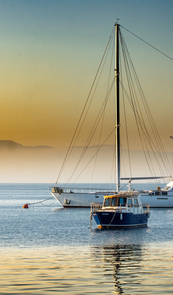 Большая парусная яхта и катер в море