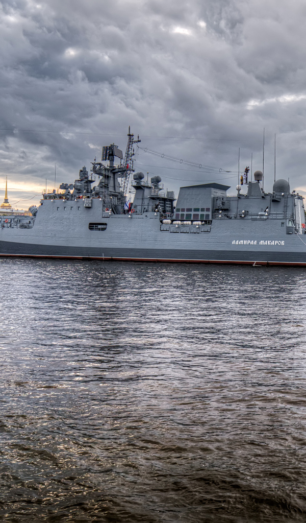 Большой российский фрегат Адмирал Макаров на воде
