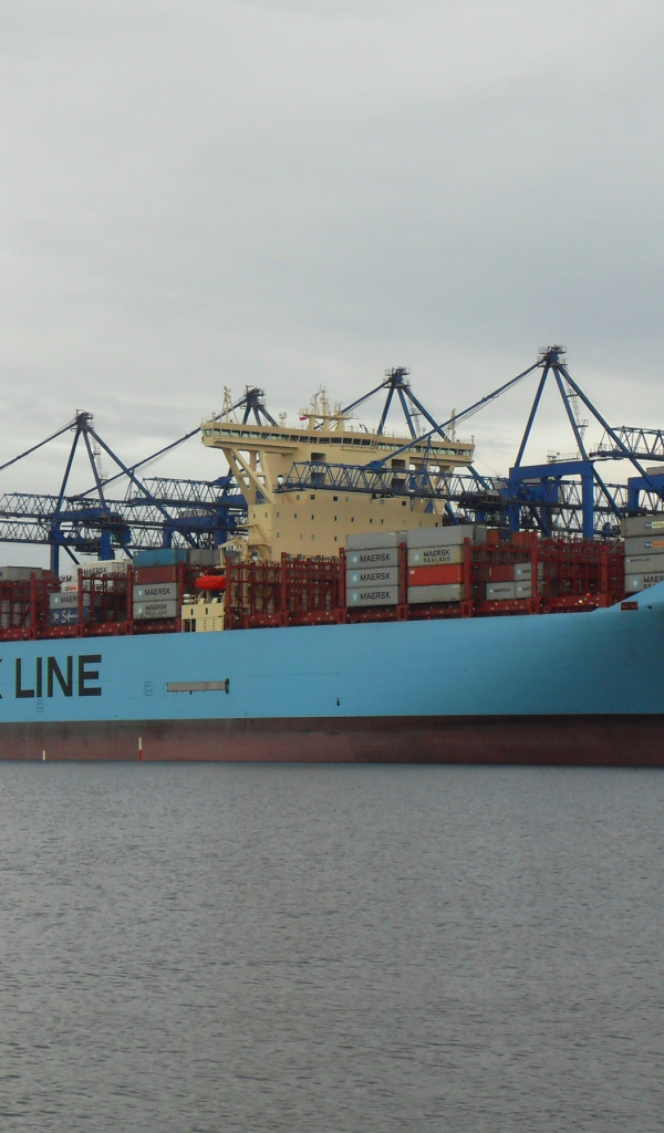 Большое грузовое судно Maersk Mc-Kinney Moller с контейнерами