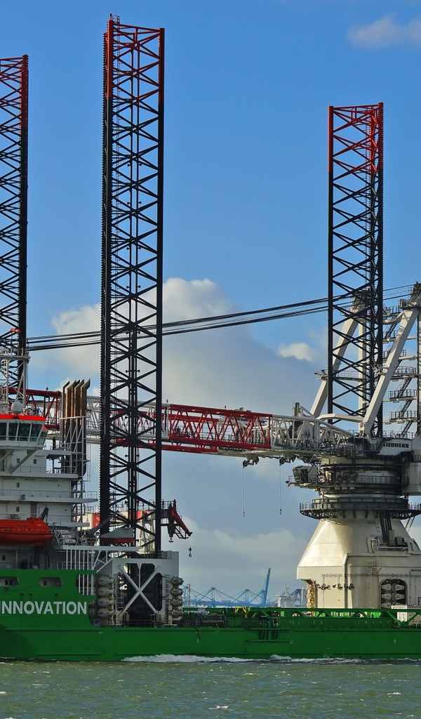 Большой плавучий кран на воде 