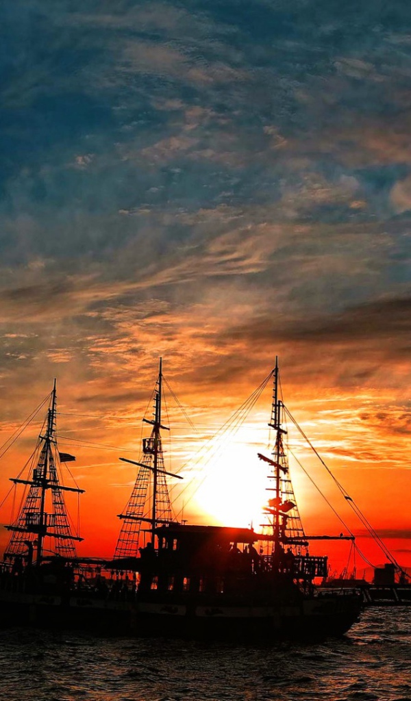 Корабль в лучах закатного солнца 