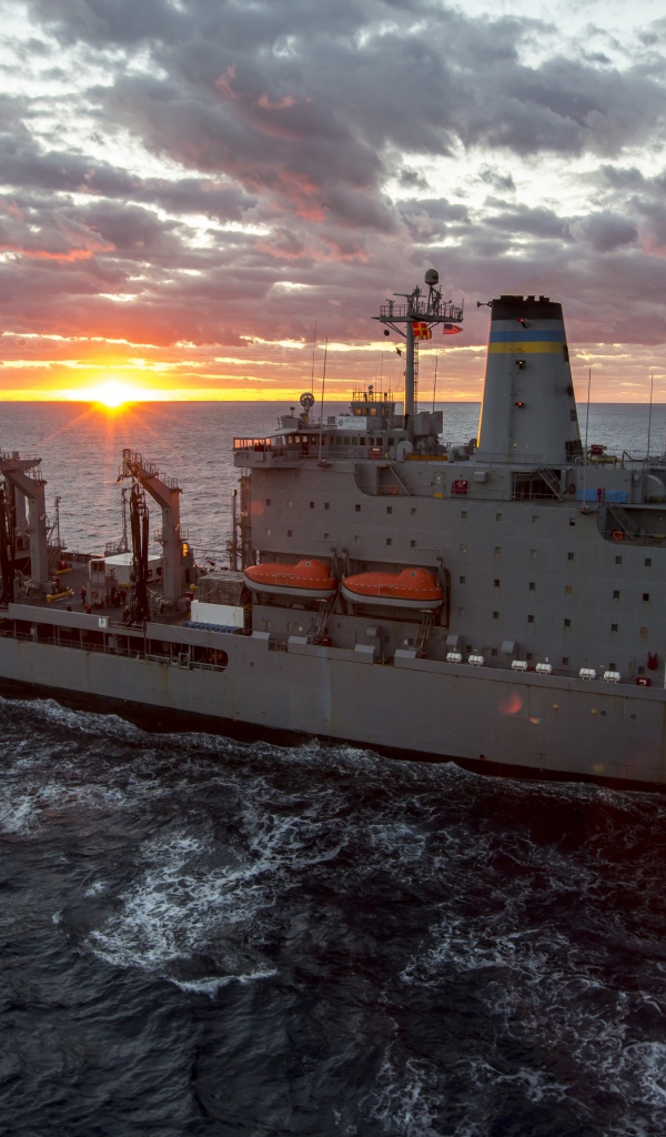 Военный корабль USNS John Lenthall, T-AO 189 в море на закате солнца