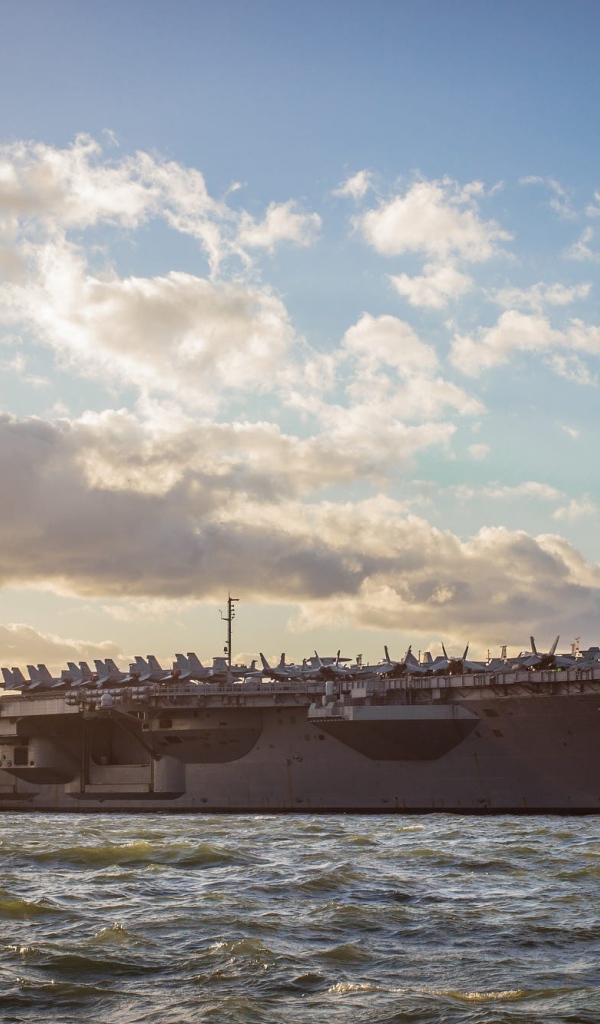 Авианосец USS George H.W. Bush (CVN-77) в океане 